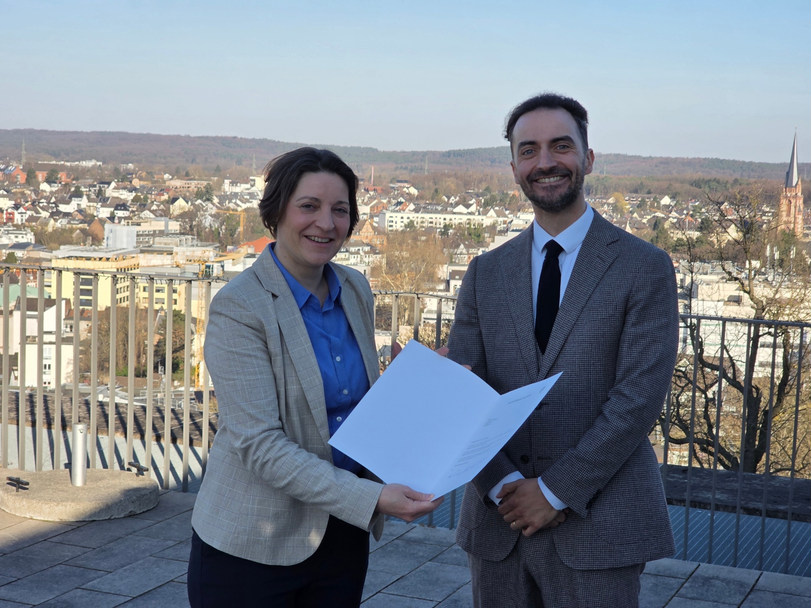 Kristell Köhler, Bereichsleiterin Glaubensorte & Verkündigung im erzbischöflichen Generalvikariat  überreicht Dr. Richard Ottinger die Ernennungsurkunde zum Direktor