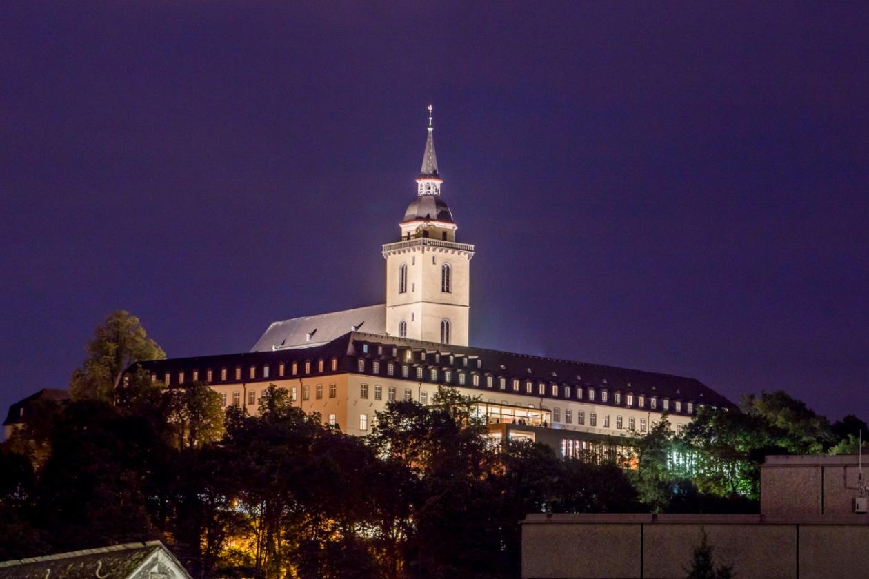 Die beleuchtet Abteikirche ist jetzt auch aus der Entfernung wieder sichtbar.