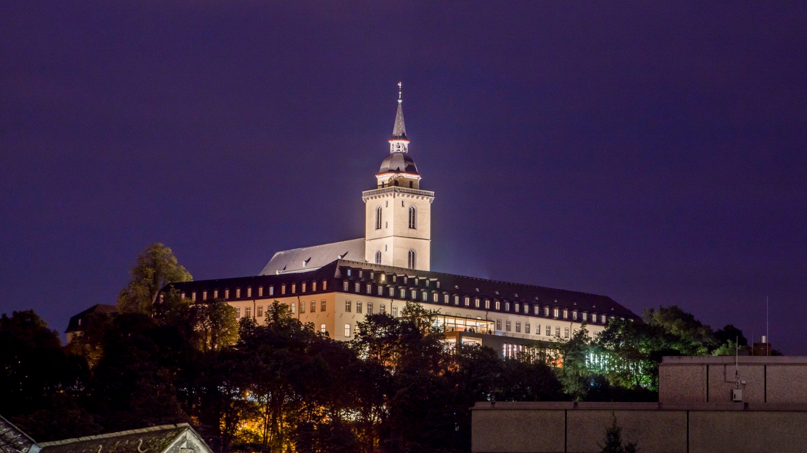 Die beleuchtet Abteikirche ist jetzt auch aus der Entfernung wieder sichtbar.