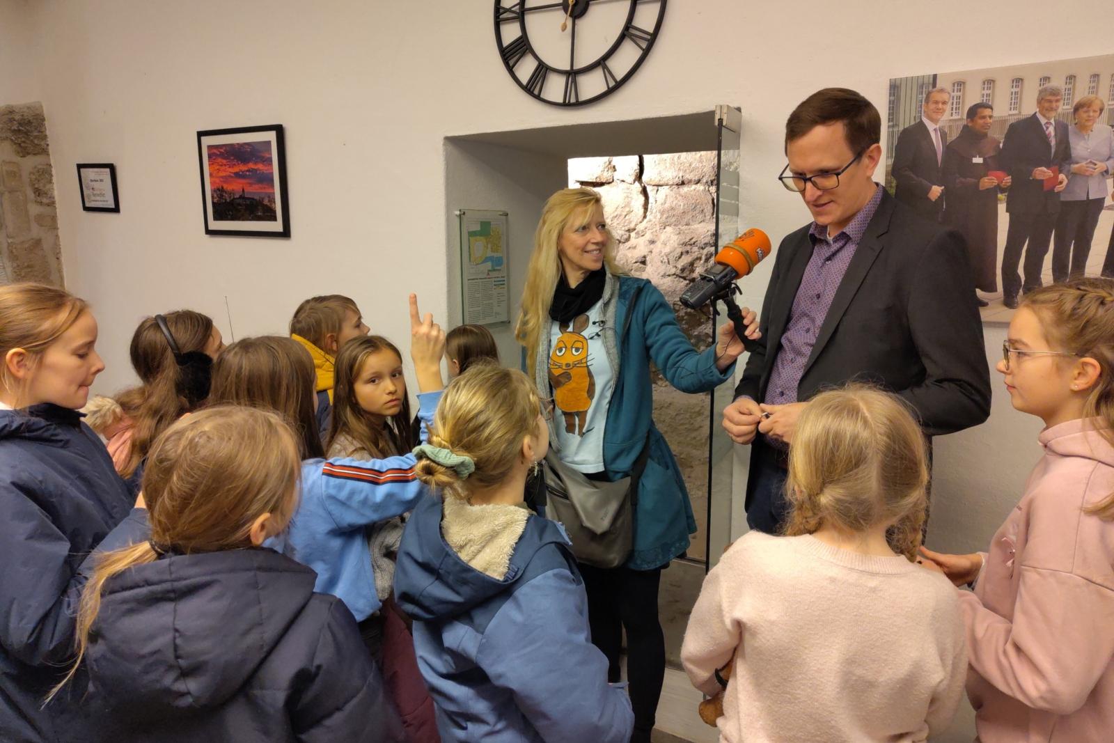 André Schröder erklärt der Mausklasse die Ausgrabungen der ehemaligen Abtei