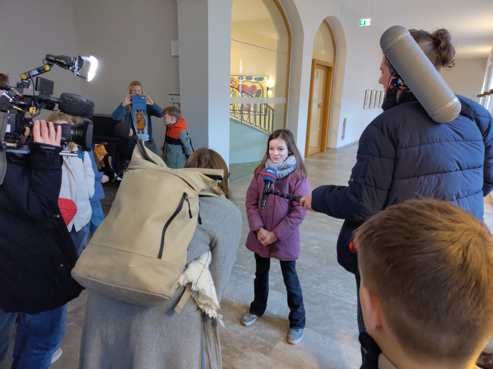 Eine Schülerin wird interviewt