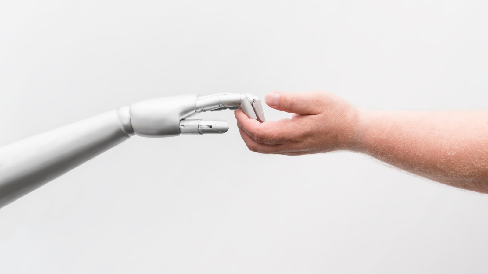 Roboter greift menschliche Hand