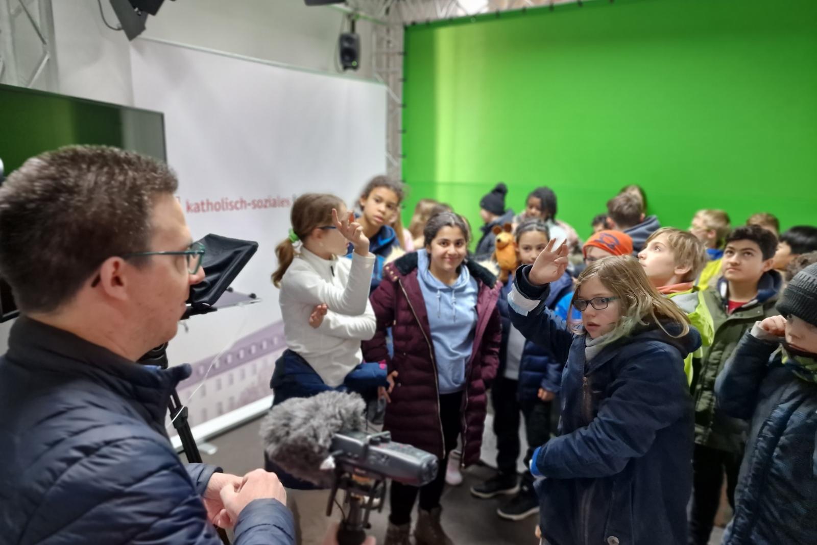 Besuch 'WDR-Mausklasse' - Klasse 5c des Gymnasiums Siegburg Alleestraße
