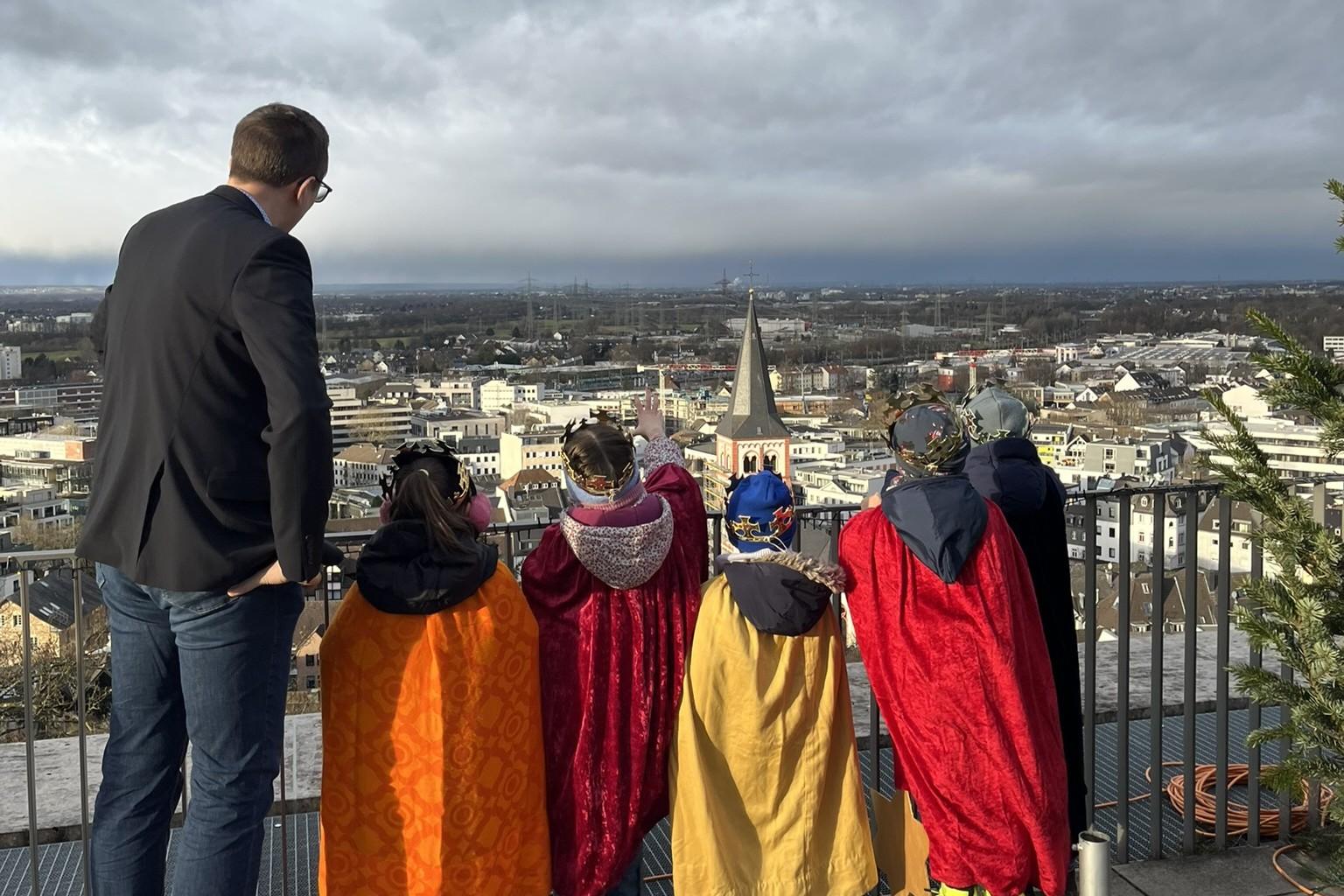 Die Sternsinger genießen den Ausblick von der Dachterrasse