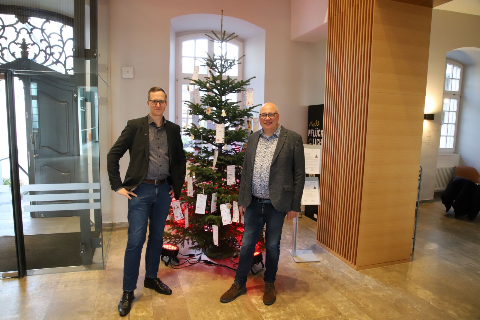 André Schröder (KSI) und Markus Kühn präsentieren den Weihnachtswunschbaum 2024.