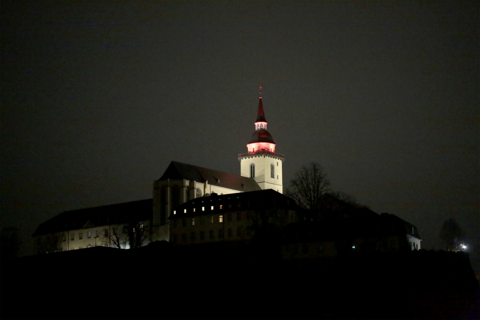 Abteikirchturm mit roter Turmspitze