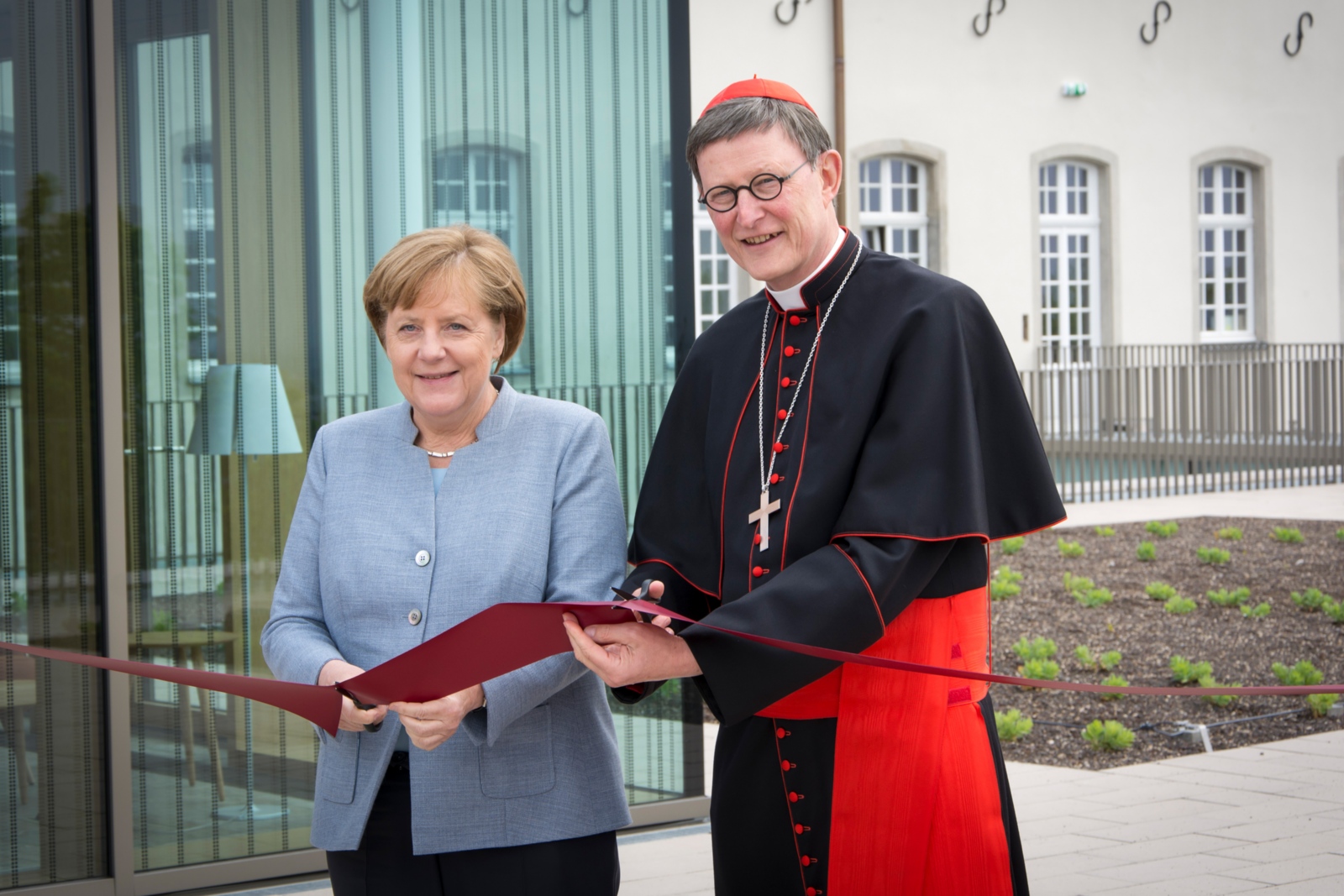3-KSI Eröffnung - Dr. Merkel und Kardinal Woelki durchschneiden das rote Band