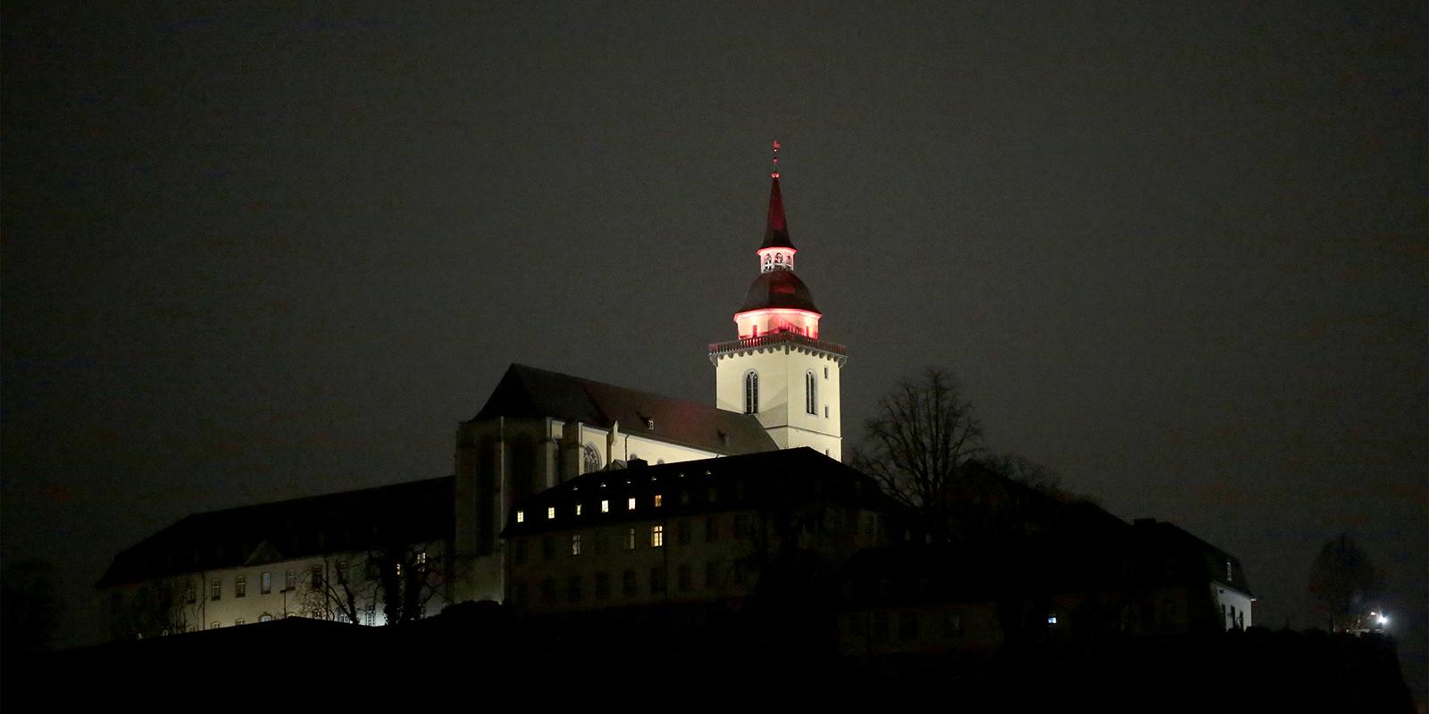 Abteikirchturm mit roter Turmspitze