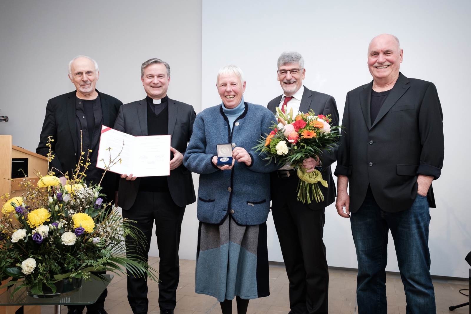 Am 10. März 2024 hat das KSI die Kardinal-Frings-Medaille an Bärbel Ackerschott, Gründerin des 'Notel' (Notschlafstelle für Drogenabhängige) verliehen. Auf den Fotos: Pfarrer Matthias Schnegg (Laudator), Monsignore Markus Hofmann (Kuratoriumsvorsitzender des KSI), Preisträgerin Bärbel Ackerschott (Notel Köln), Prof. Ralph Bergold (KSI), Rolly Brings (Laudator).