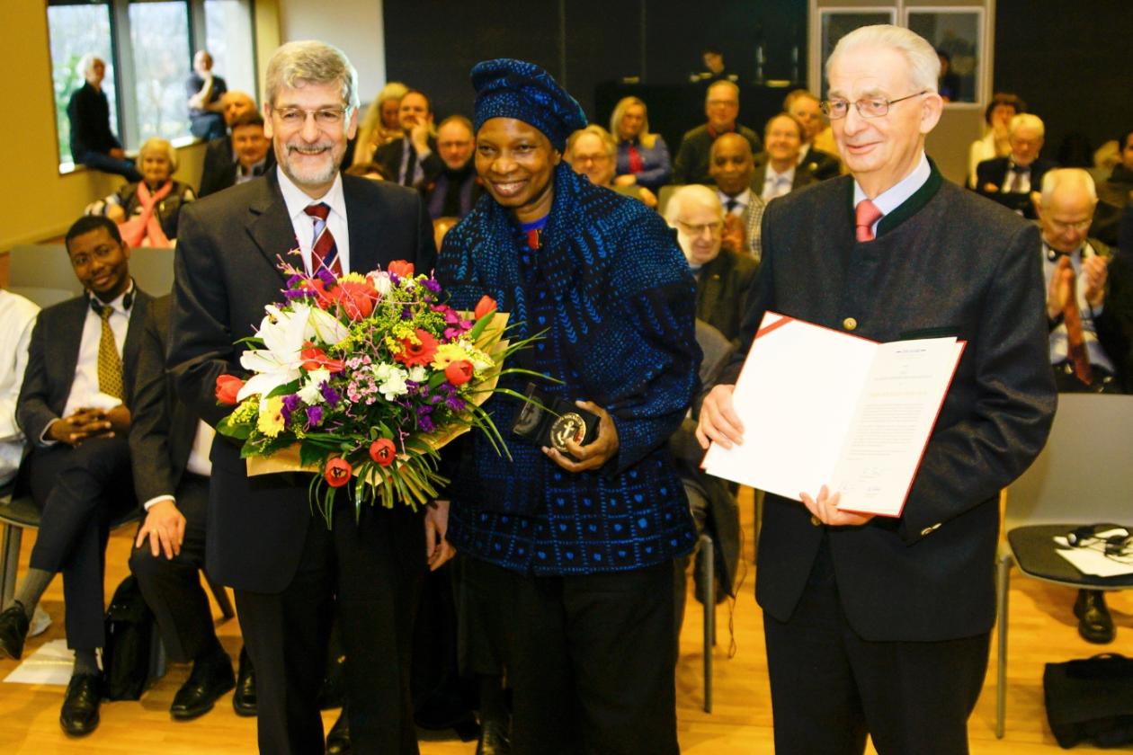 v.l. Prof. Dr. Ralph Bergold, Dr. Anne-Cahterine Beyer, Dr. Josef Thesing