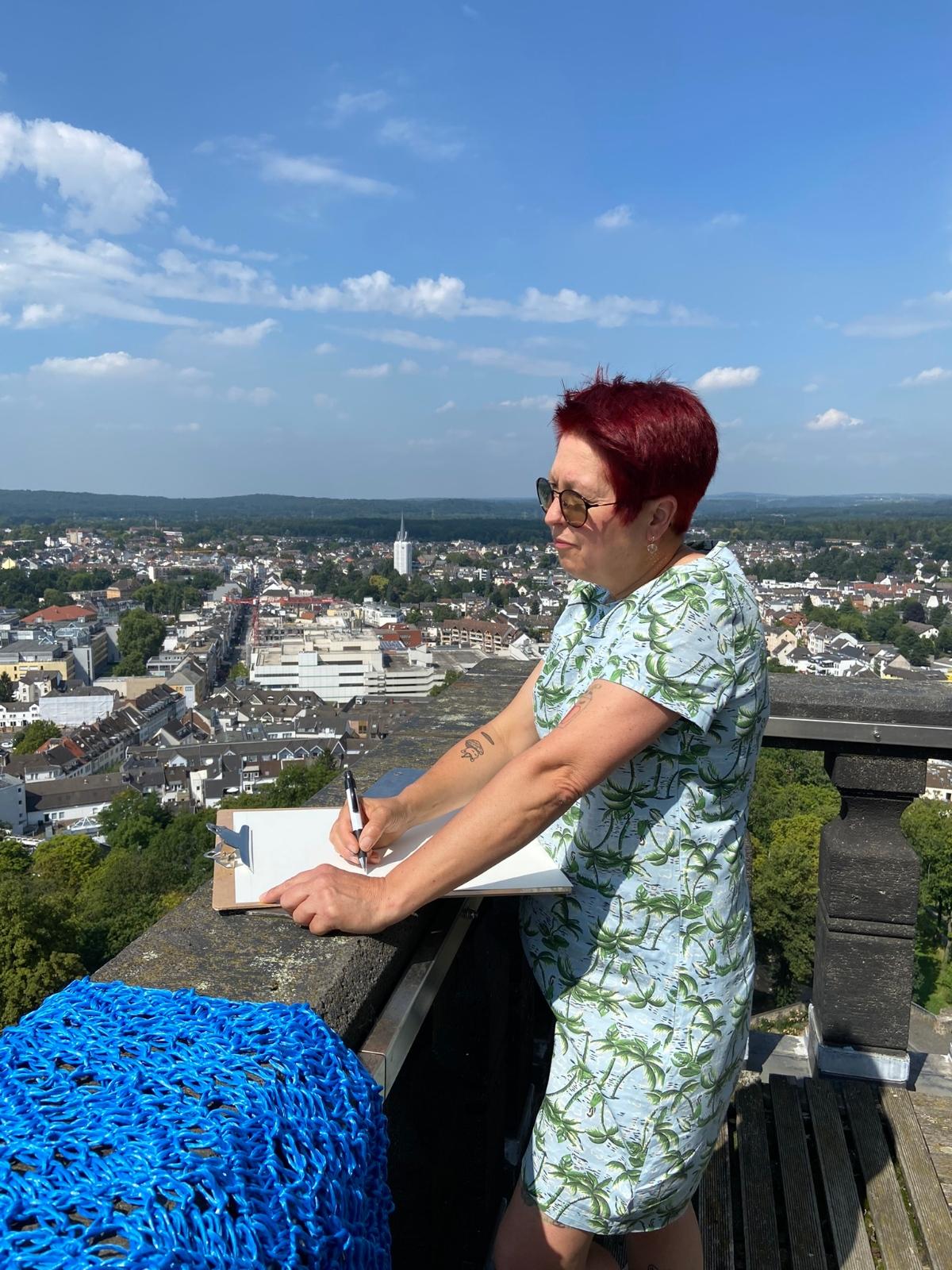 'Siegburg sichten' - Stadtkünstlerin auf dem Michaelsberg Kunstaktion 'Siegburg sichten' mit Katharina Krenkel im August 2023 im KSI in Siegburg