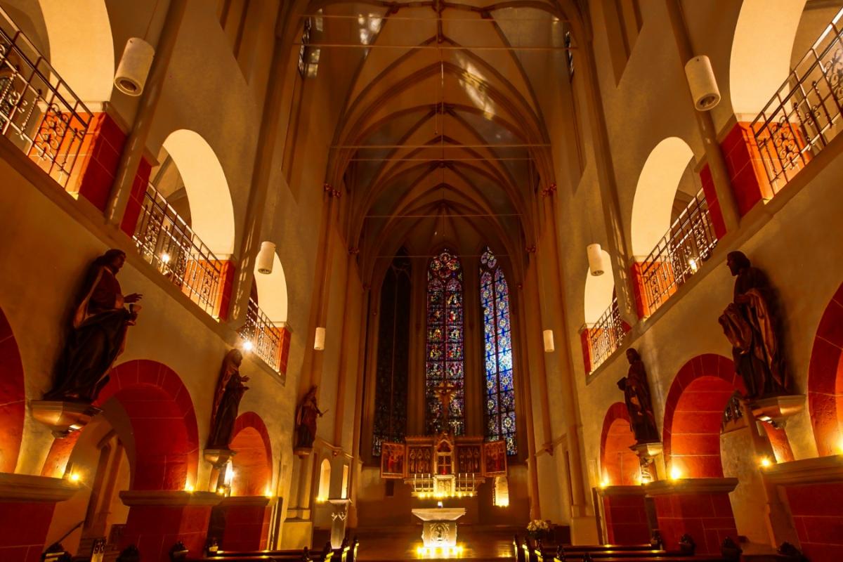 Innenraum Sankt Servatius Siegburg im Kerzenschein (c) Sebastian Felske Innenraum der Pfarrkirche Sankt Servatius Siegburg nur durch Kerzenschein erleuchtet.