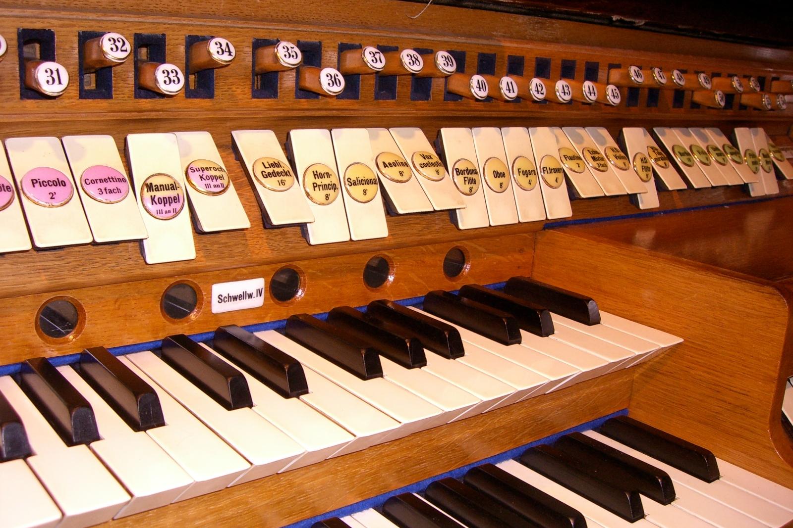 Spieltisch der historischen Klais-Orgel in St. Elisabeth Bonn