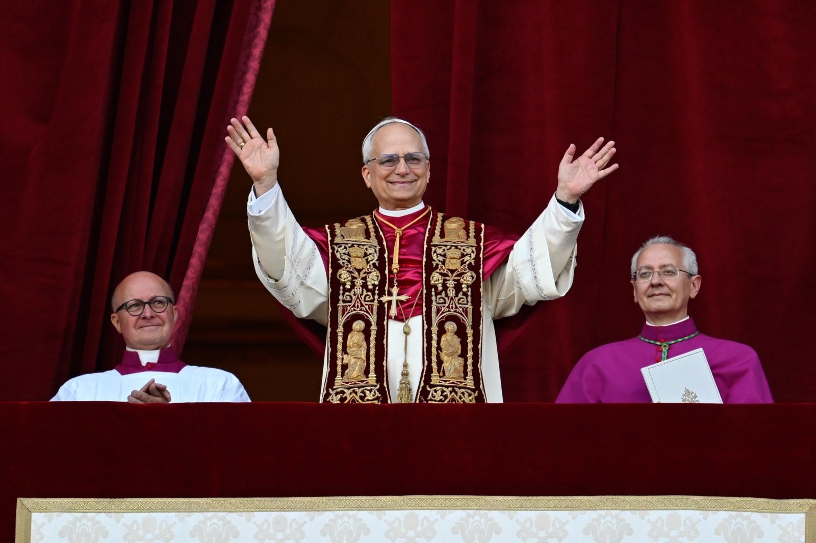 Papst Leo XIV., der frühere Kardinal Robert F. Prevost, winkt nach seiner Wahl zum Papst am 8. Mai 2025 der Menge auf dem Petersplatz im Vatikan.
NUTZUNG: Von KNA zur Nutzung freigegeben EBK sowie für turmhochsechs.de, kklangenfeld.de, KSI, rogamus, Bildungswerk Gladbach und Marienschule Opladen. (Telefonisch mit KNA-Vertrieb besprochen am 12.5.2025)