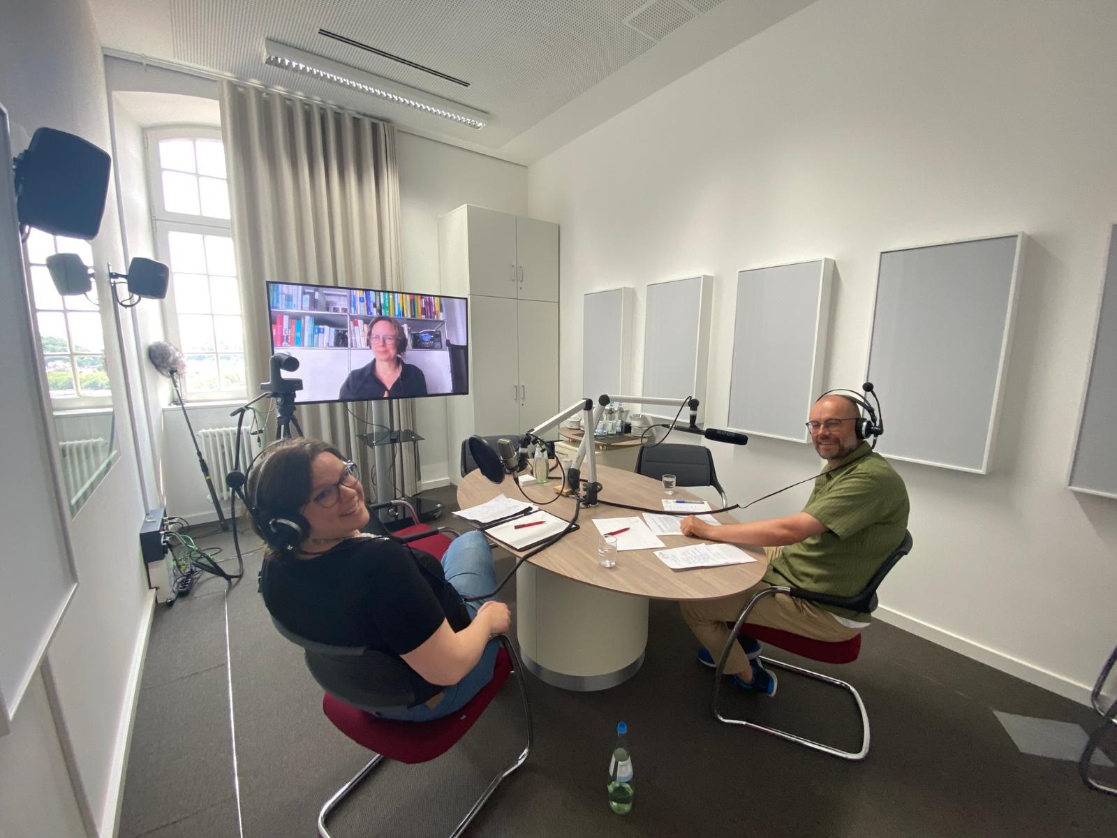 Produktion des MAV-Podcasts im KSI 2023 Anne-Barbara Müller-Charjaoui und Markus Küsters im MultimediaLab des KSI