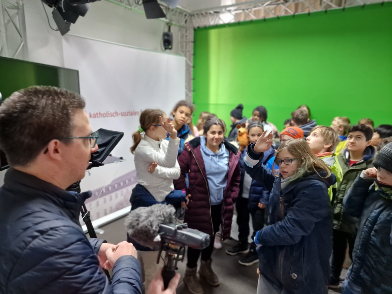 Besuch 'WDR-Mausklasse' - Klasse 5c des Gymnasiums Siegburg Alleestraße